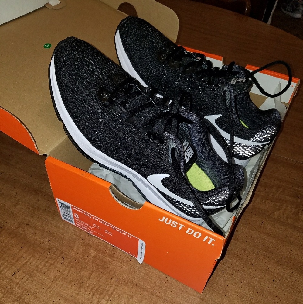 Womens size 8 Nike Zoom